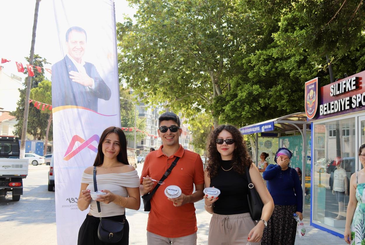 Aşhanesi’nde Bolluk ve Bereket İçin Kaynayan Aşureler Mersinlilere Dağıtıldı