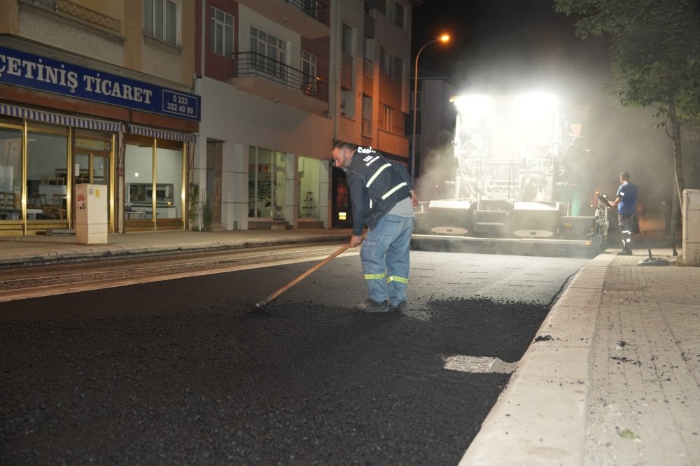 ESKİŞEHİR EĞİTİMCİLER CADDESİ’NDE GECE MESAİSİ
