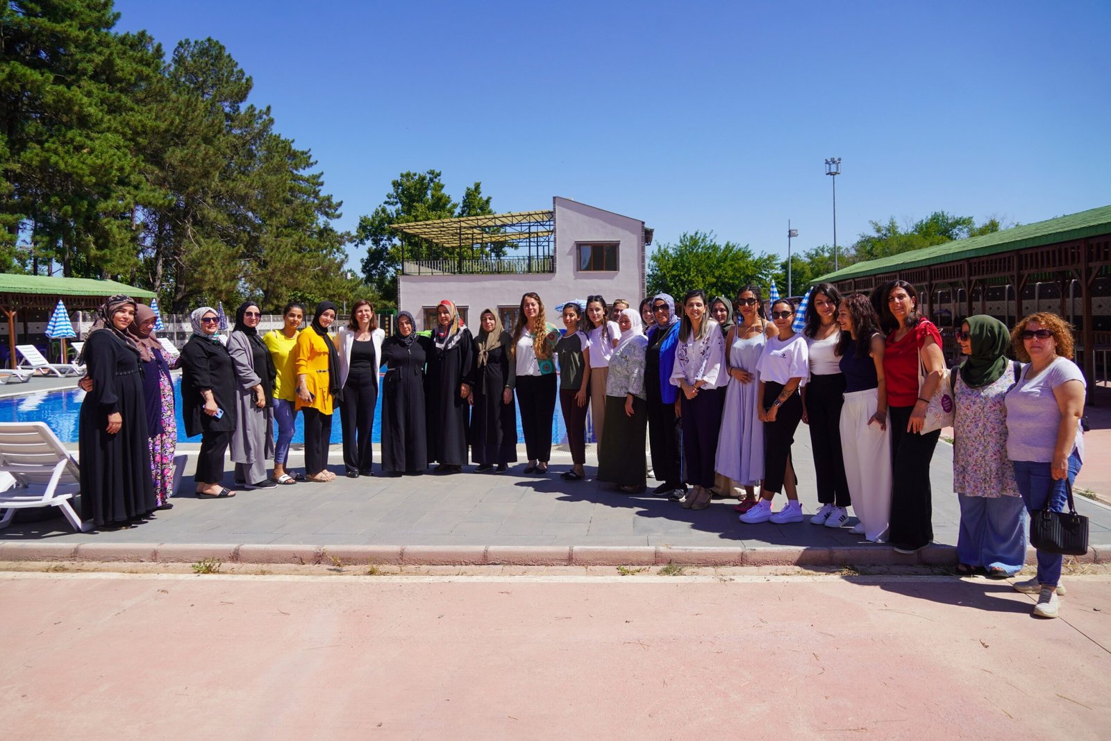 Diyarbakırlı Kadınlar İlk kez havuza gittiler yüzmeyi öğrendiler