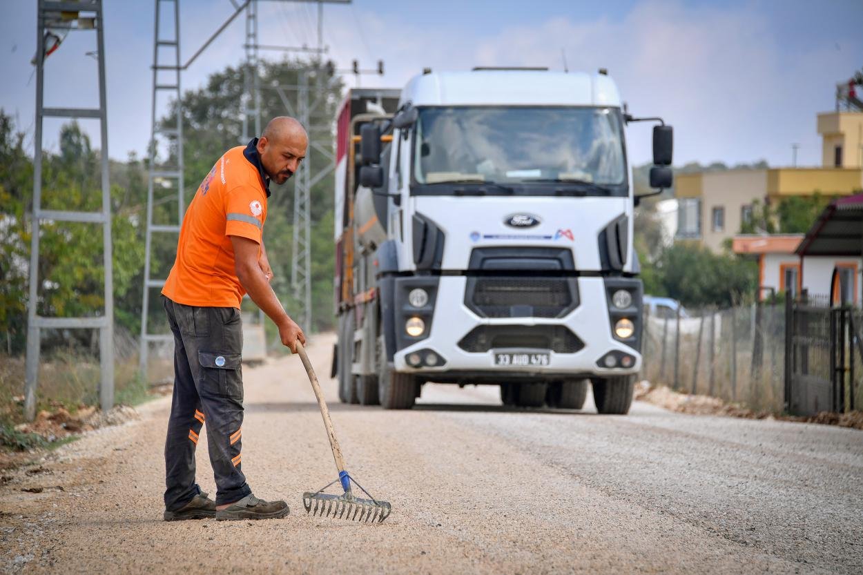 Mersin Büyükşehir’in Kırsaldaki Yol Çalışmaları İlçe Halkını Memnun Ediyor