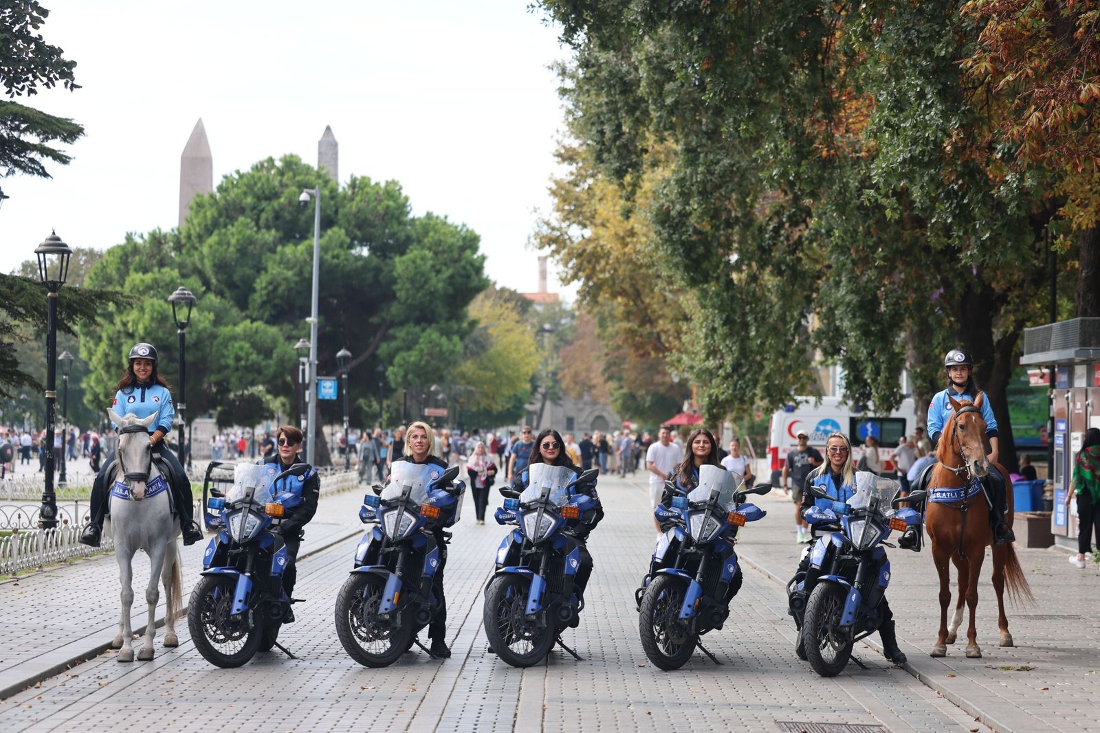 İSTANBUL’DA MOTOSİKLETLİ VE ATLI KADIN ZABITALAR GÖREVDE