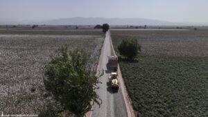 İzmir Büyükşehir Belediyesi, yaz döneminde 14 ilçede 200 kilometre uzunluğunda ova yolunda sathi kaplama çalışmasını tamamladı. Üreticilerin tarlalara ulaşımı daha güvenli ve konforlu hale geldi.