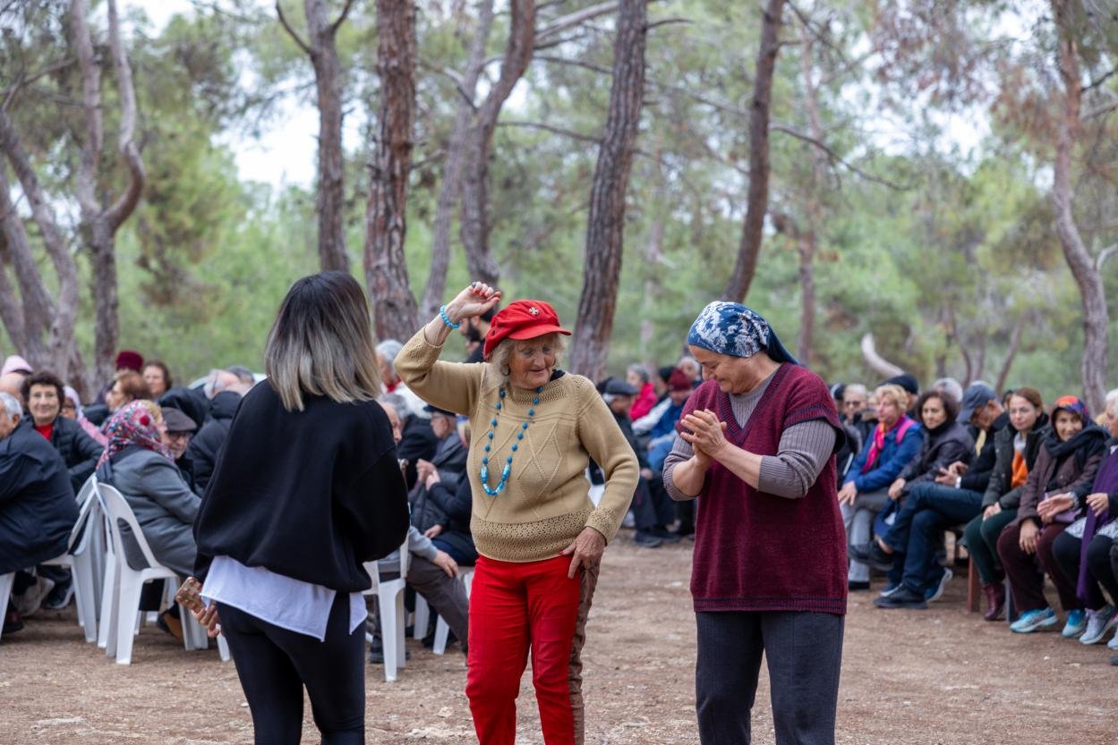 Mersin'deki emekliler toplanıp piknik yaptı
