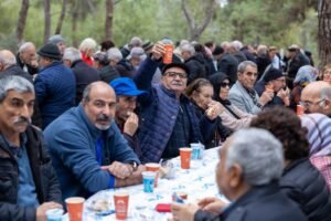 Mersin'deki emekliler piknik yaptı