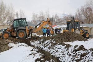 Van VASKİ ekipleri donan ana şebeke hattını değiştirdi