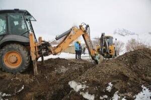 Van VASKİ ekipleri donan ana şebeke hattını değiştirdi