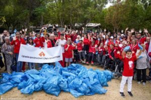 İzmirliler Dünya Rekoru İçin Kıyı Temizliğinde Buluştu