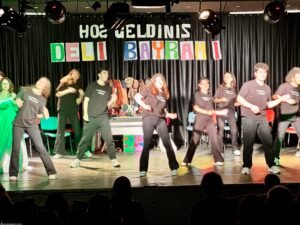 İzmir’den tiyatroseverlere Ücretsiz “Deli Bayramı” oyunu