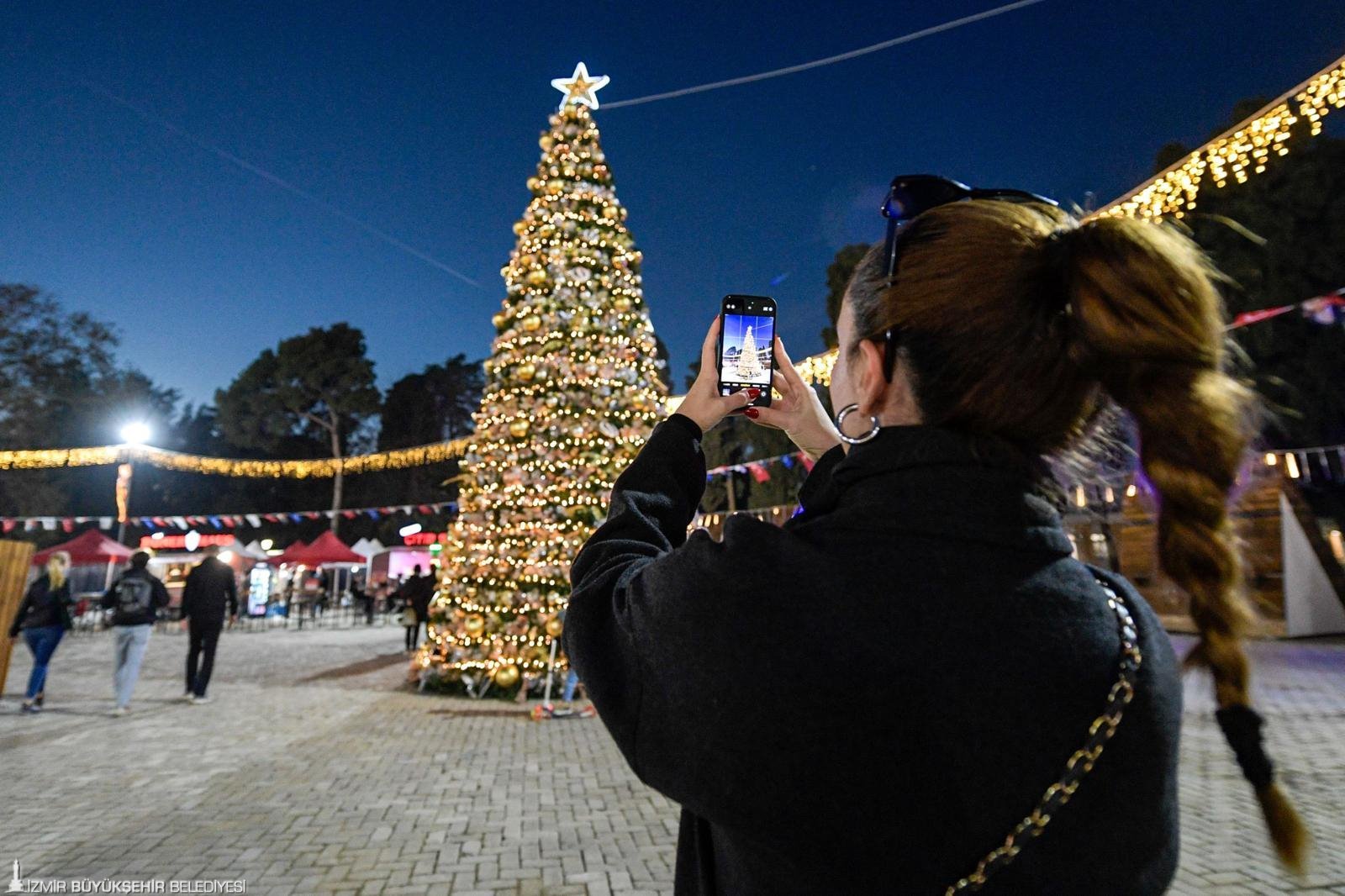 İzmir Kültürpark’a yeni yıl ruhu geldi